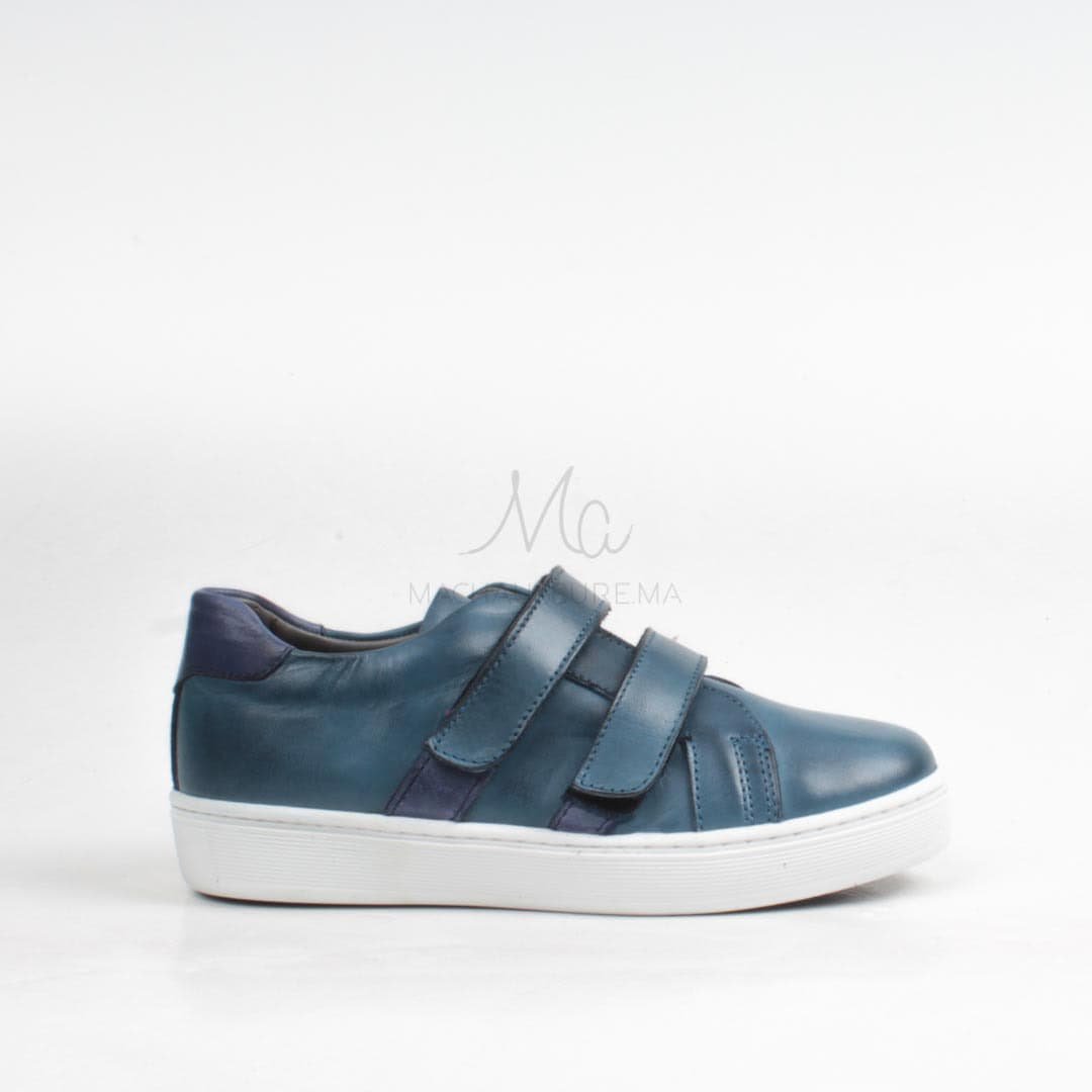 Baskets enfants bleu.