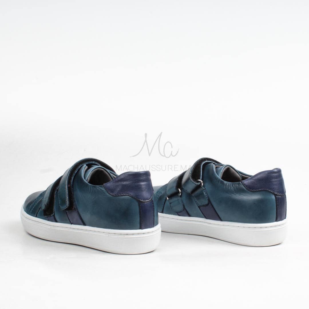 Baskets en bleu.