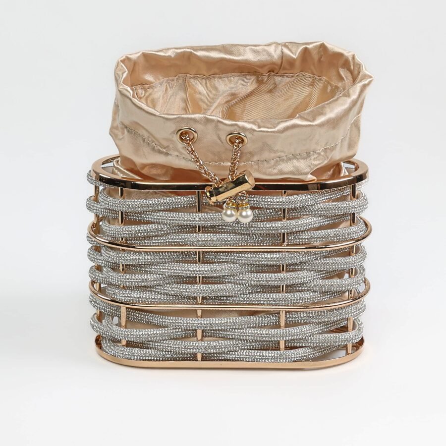 Chaussure à talons ornée de bijoux et accompagnée d’un sac à main doré, idéale pour une tenue chic e..