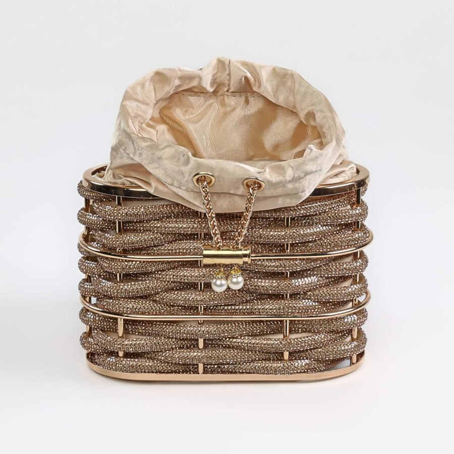 Sac à main en strass et métal doré avec doublure en tissu beige..