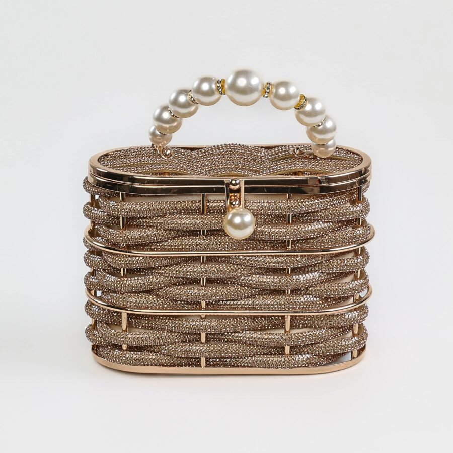 Sac à main en métal doré avec perles blanches et chaîne élégante, parfait pour une tenue chic et raf..
