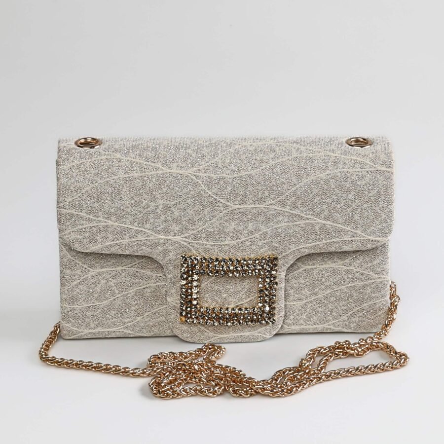 Pochette de soirée en tissu brillant avec boucle ornée de strass et chaîne dorée, idéale pour occasi..