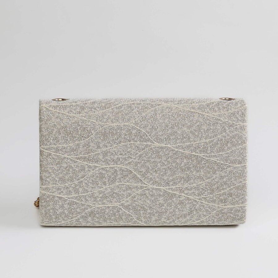 Sac à main en tissu brillant avec motifs délicats, idéal pour occasions spéciales et événements élég..