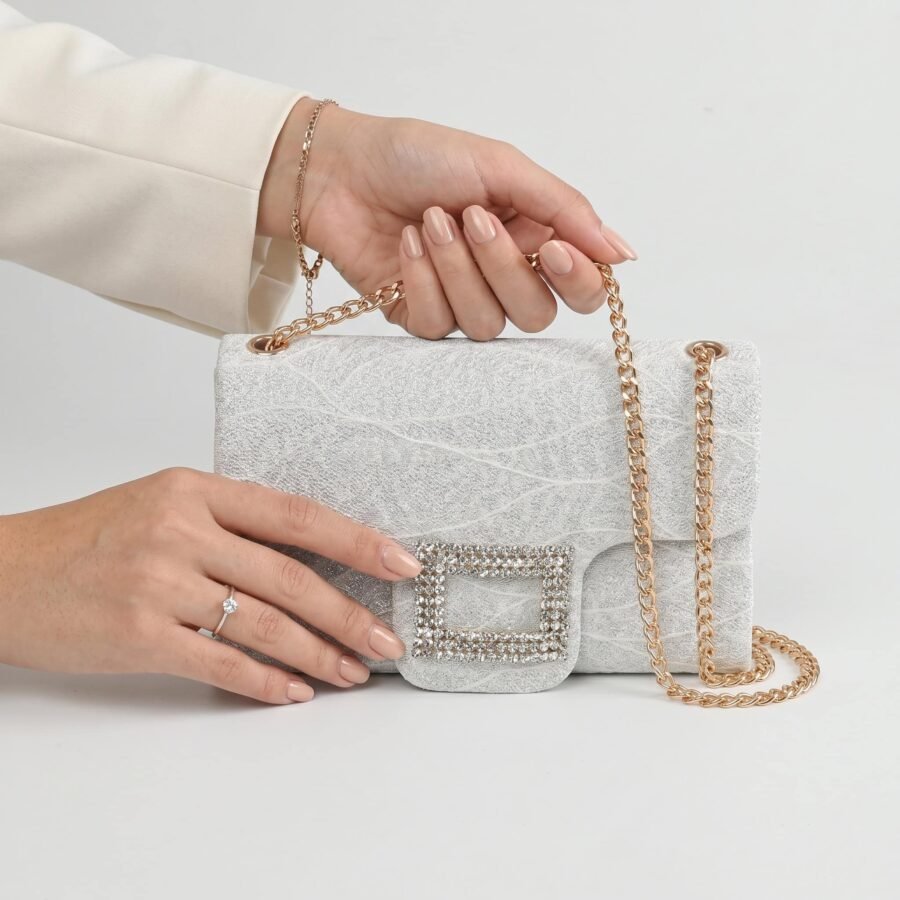Sac à main en cuir blanc avec chaîne dorée et décoration brillante, accessoire mode sophistiqué..