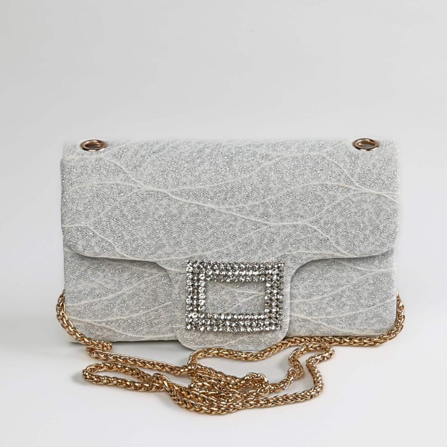 Pochette de soirée en tissu argenté avec chaîne dorée et décoration brillante, idéale pour occasions..