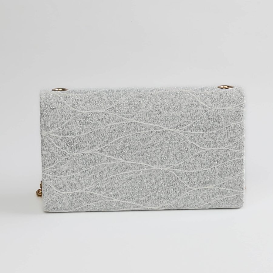 Sac à main en tissu gris avec motif linéaire, idéal pour une tenue élégante et tendance..
