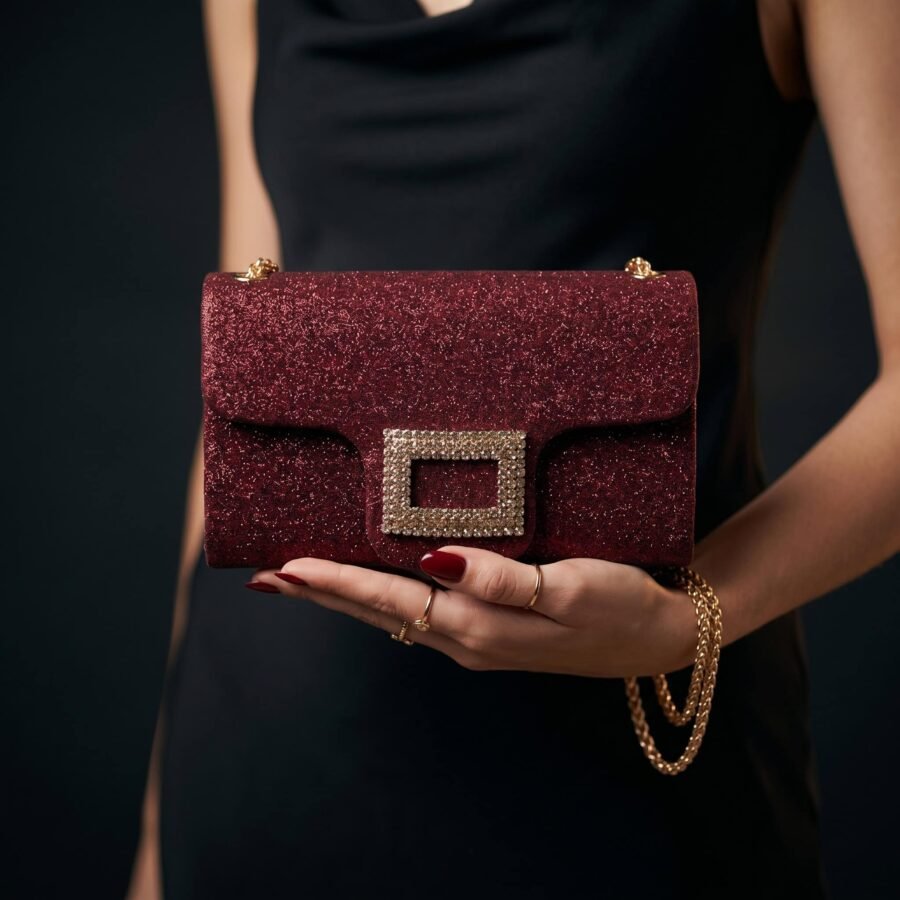 Sac à main rouge pailleté avec boucle ornementale pour femmes élégantes..
