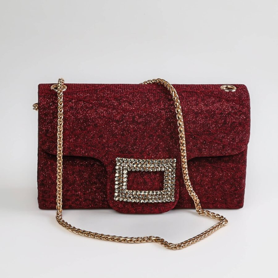 Sac à main en velours rouge avec chaîne dorée et boucle en strass, accessoire chic pour soirées et é..