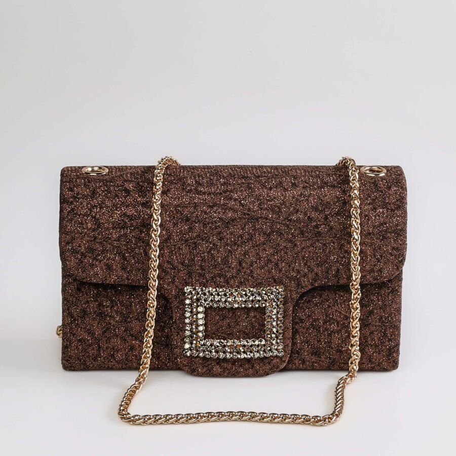 Sac à main en tissu pailleté avec boucle en strass et chaîne dorée..