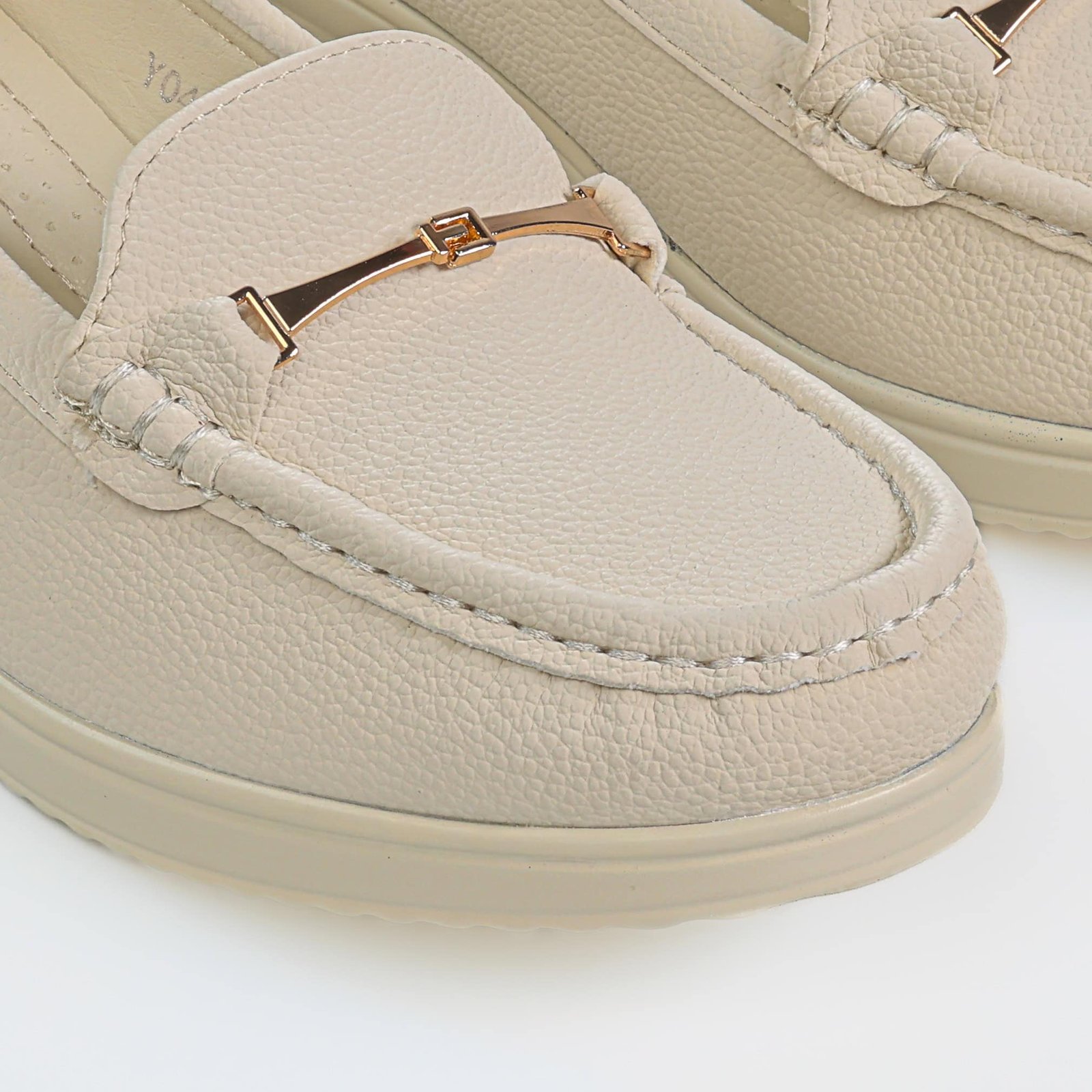 Ocre – Mocassins demi talon en Beige.