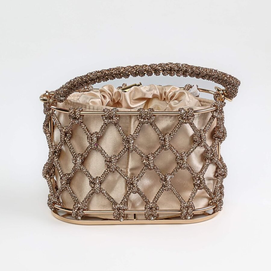 Sac à main en bijoux et satin beige, accessoire de mode sophistiqué pour femmes élégantes..