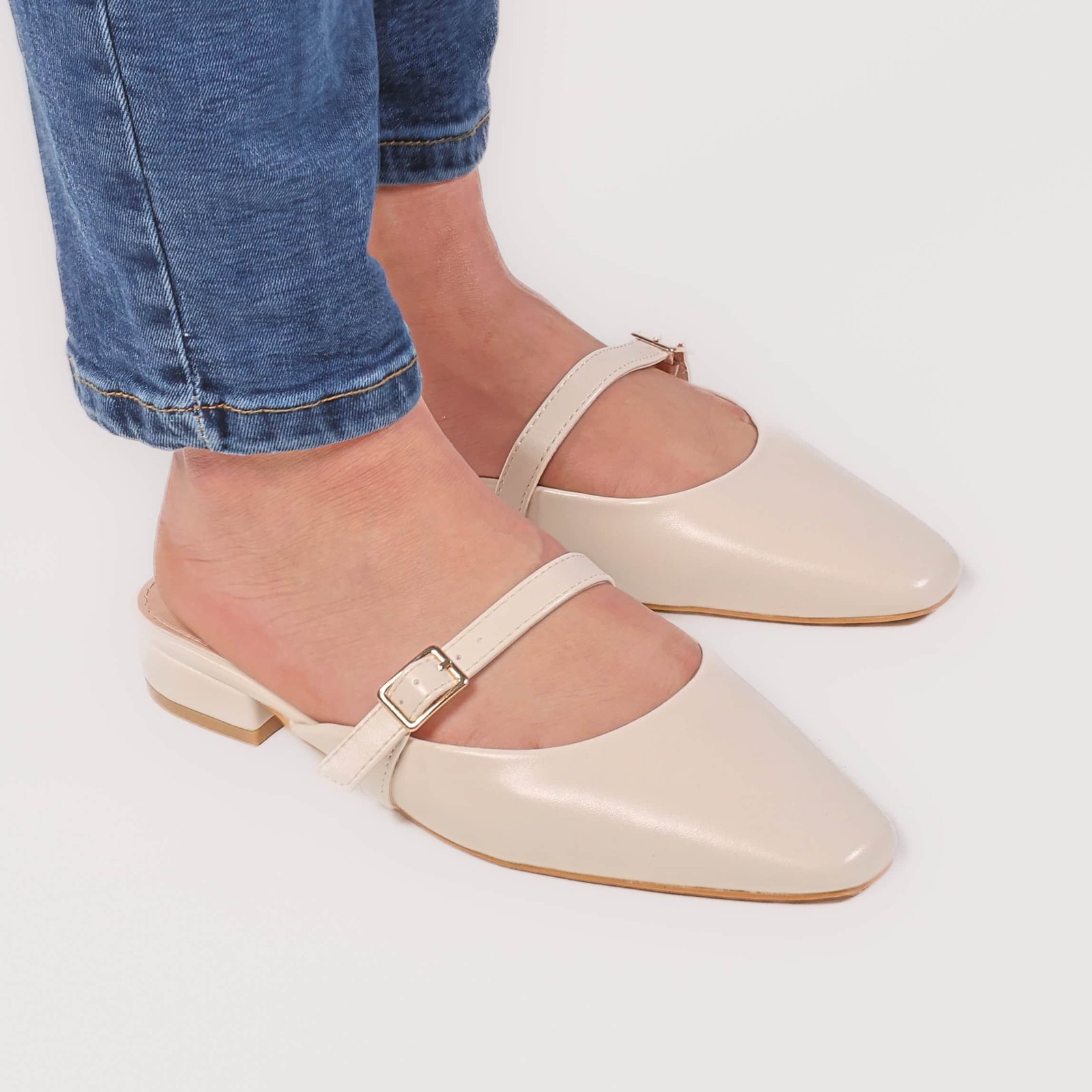 AURA – Mules demi talon en Beige.