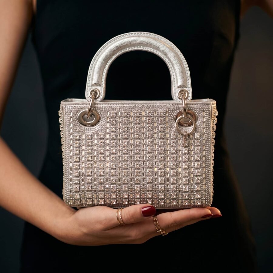 Sac à main en strass brillant, accessoire de mode pour femmes, élégance et style..