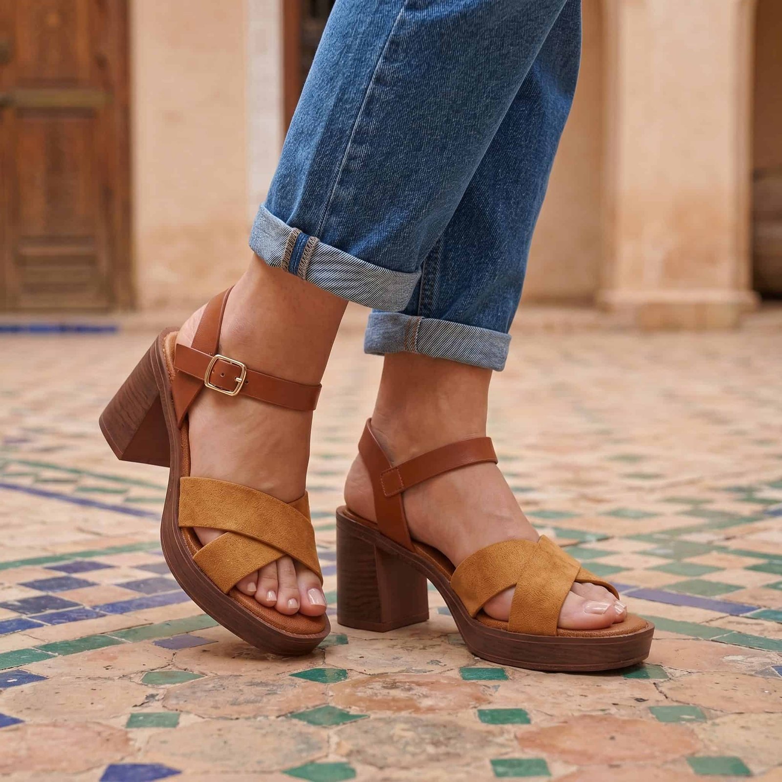 Cèdre – Sandales demi talon en Camel.