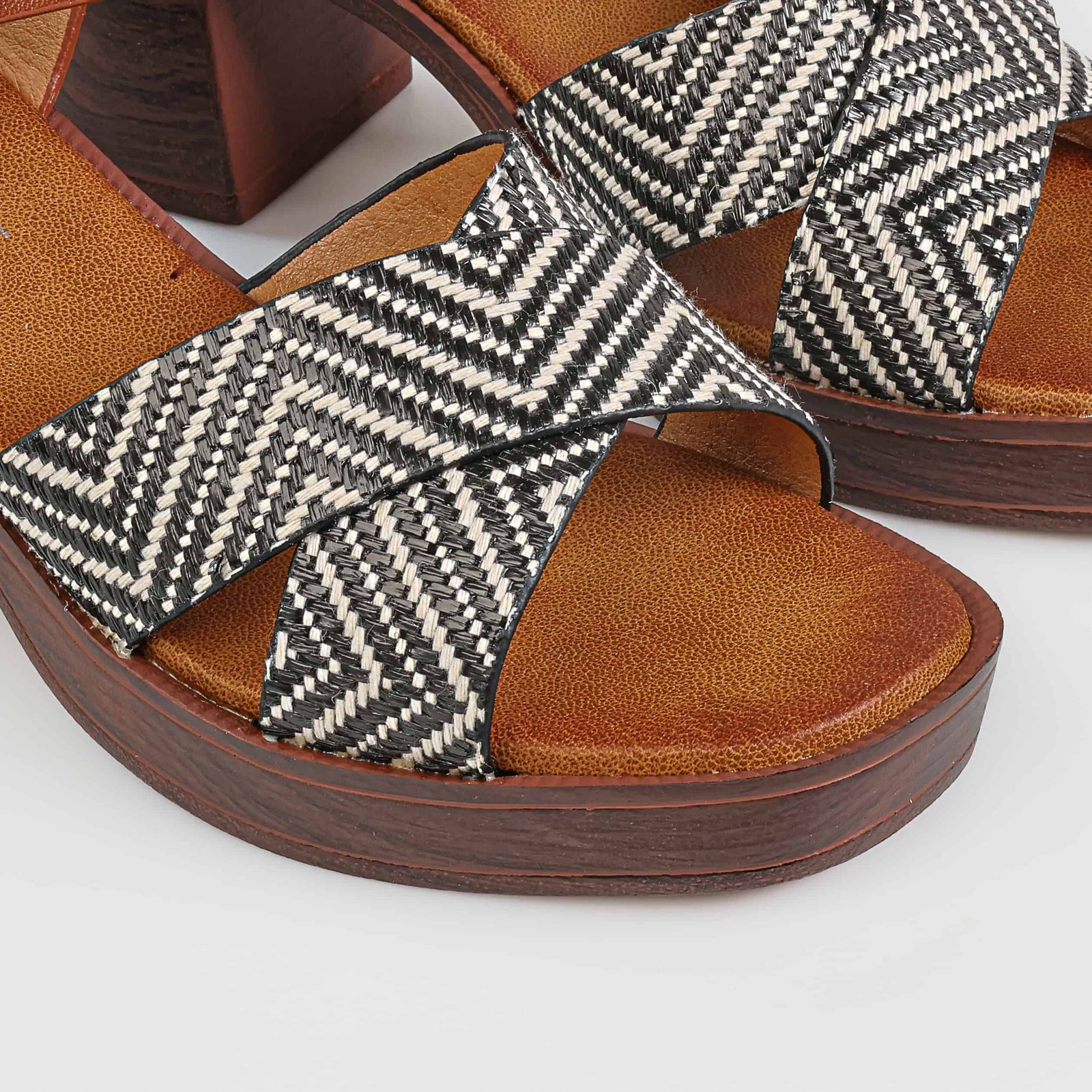 Cèdre – Sandales demi talon raffia en Noir.