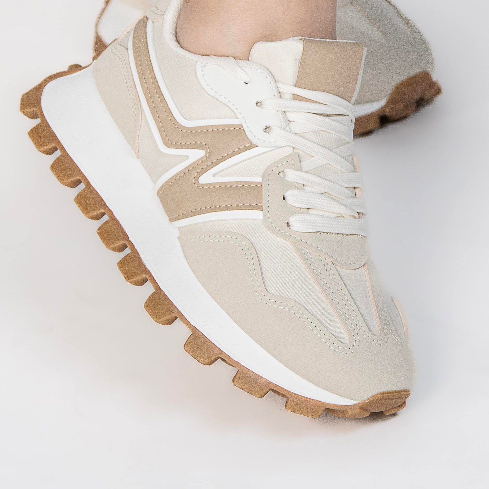 VANESSA – Baskets femmes en Beige.
