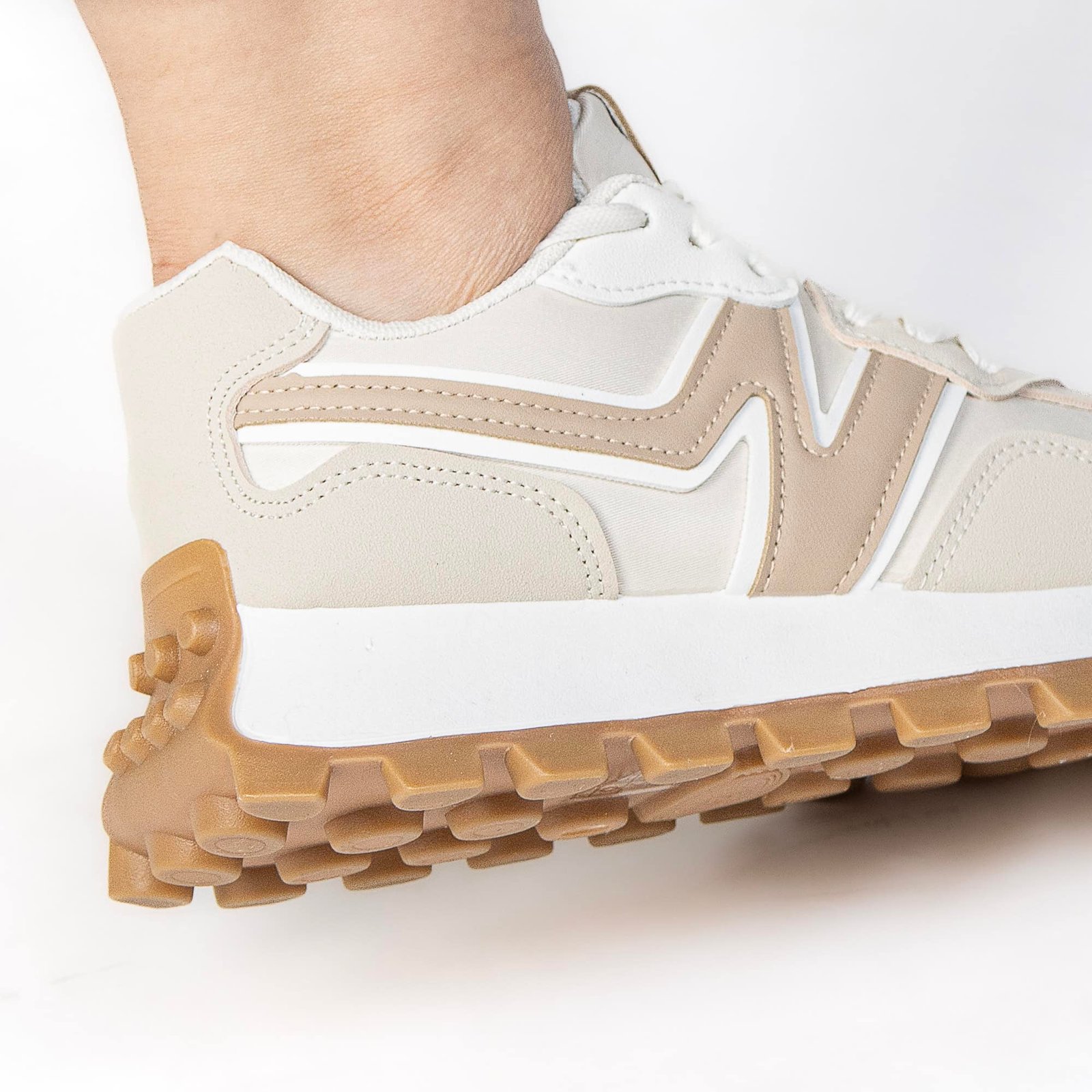VANESSA – Baskets femmes en Beige.