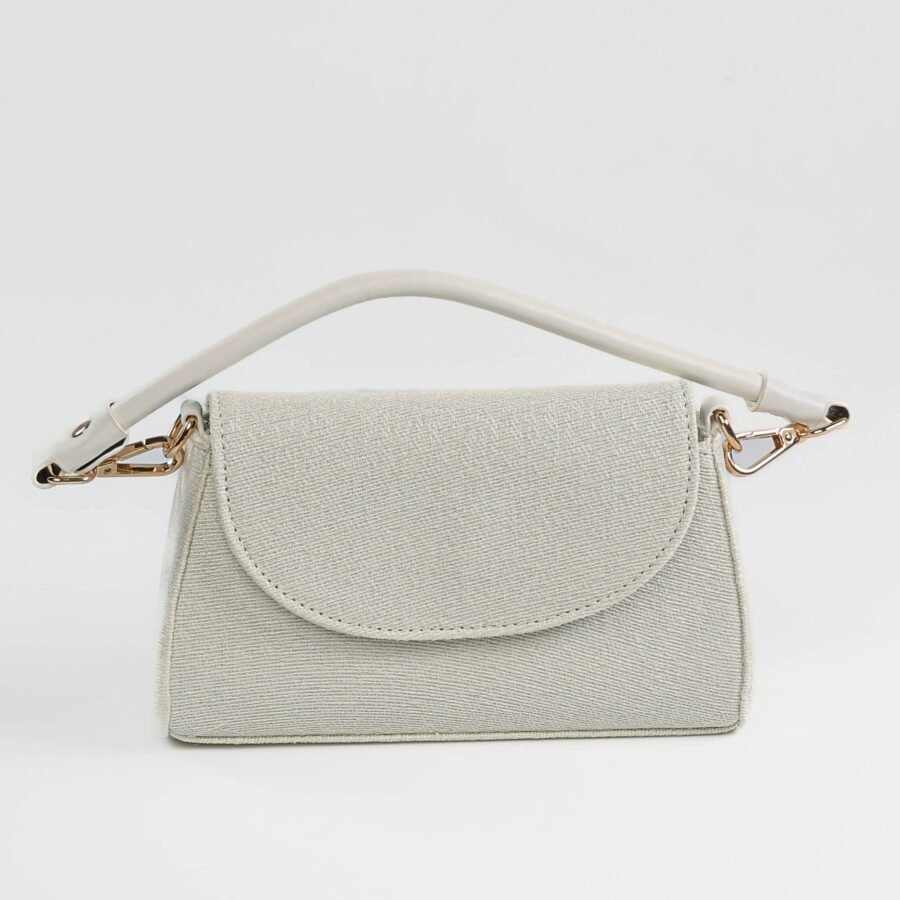 Sac à main beige en tissu avec poignée blanche et accents dorés, parfait pour un look chic et sophis..