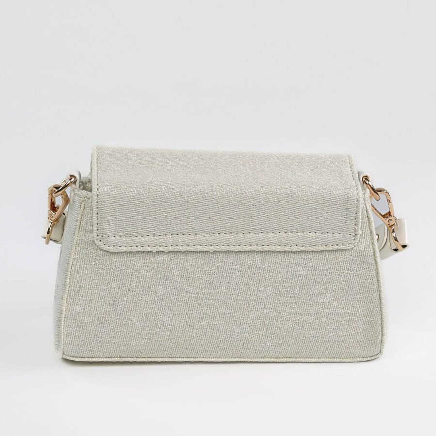 Sac à main beige en toile avec détails en métal doré, idéal pour un style élégant et pratique..