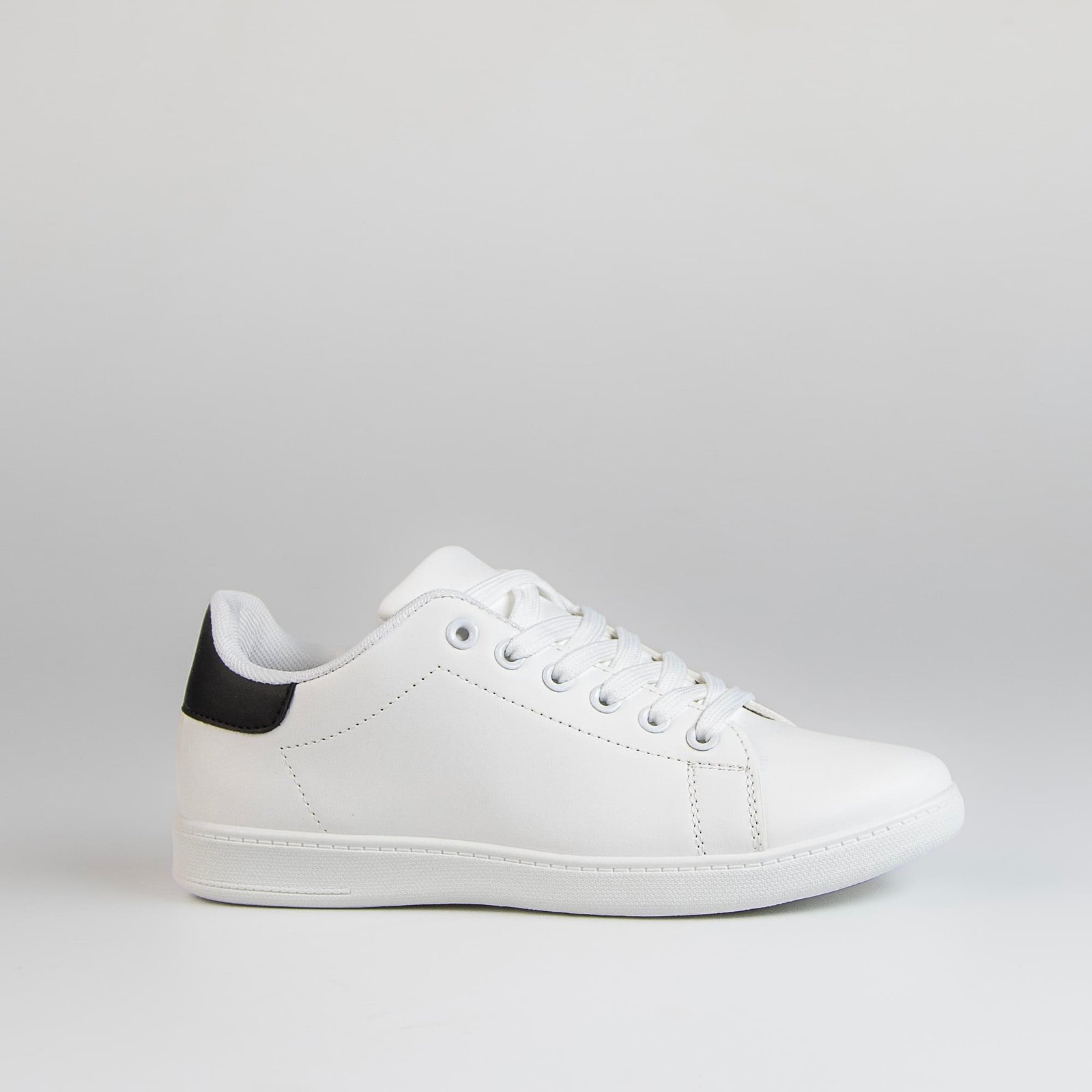 HEDDY - Baskets Basses Blanche avec détail en Noir.