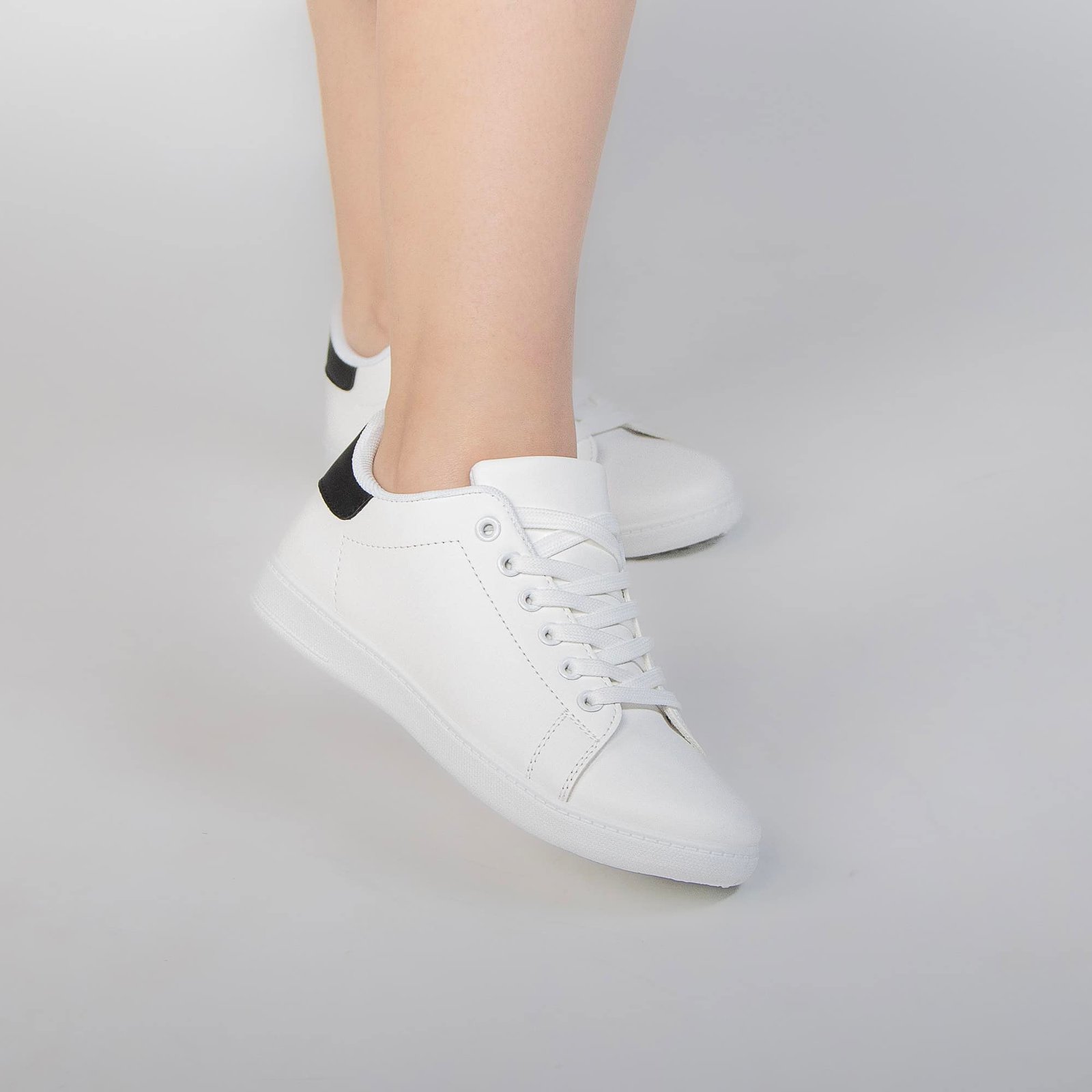 HEDDY - Baskets Basses Blanche avec détail en Noir.