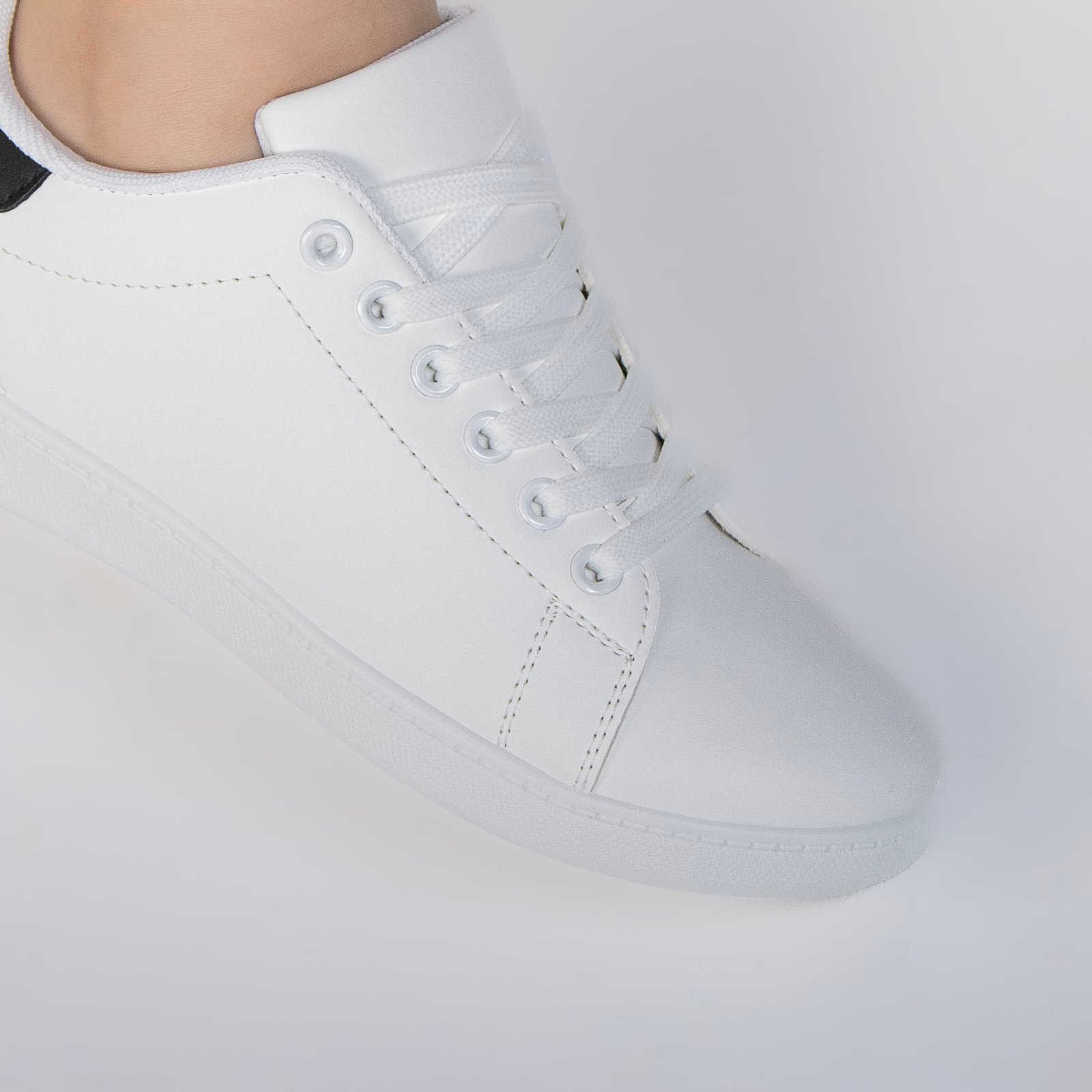 HEDDY - Baskets Basses Blanche avec détail en Noir.