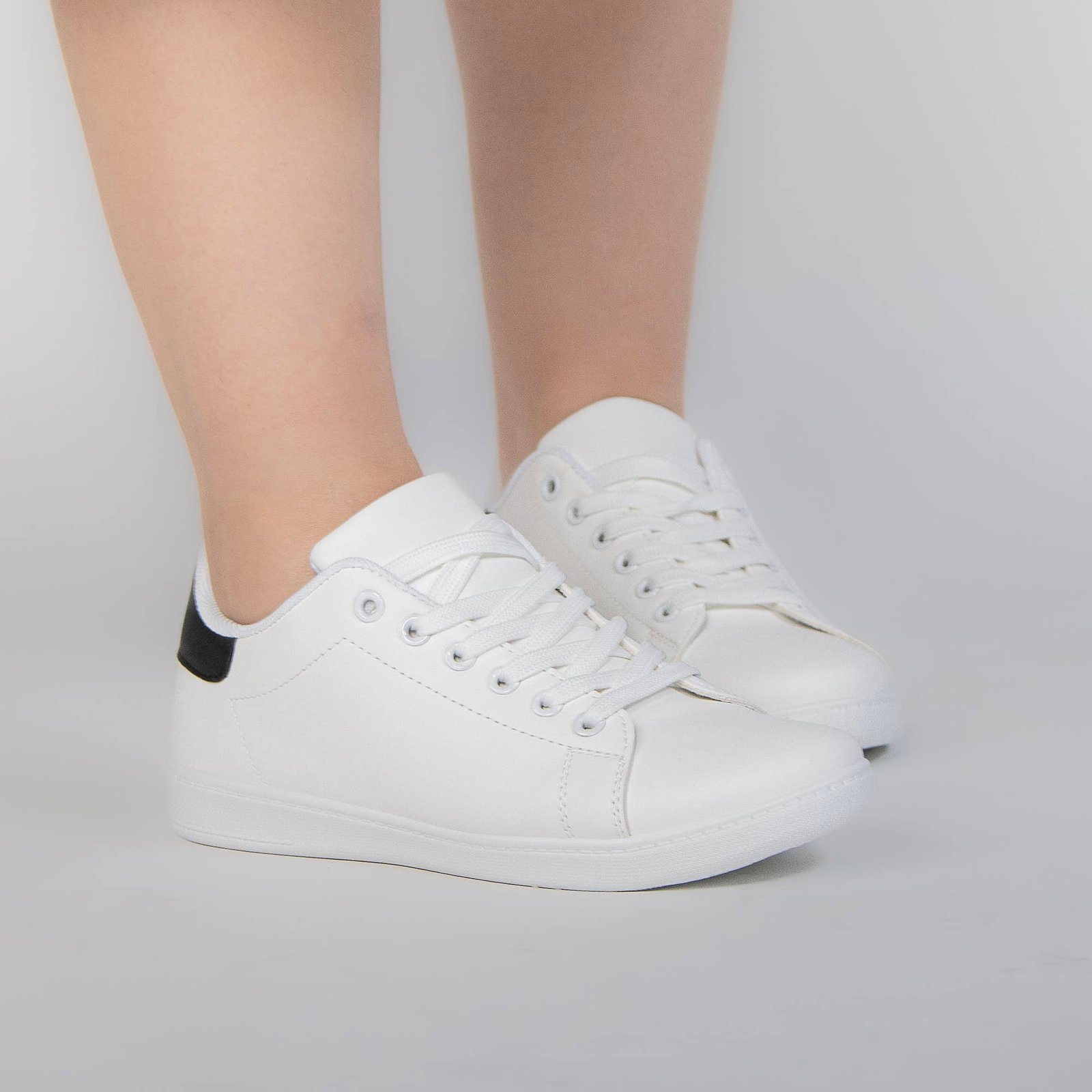 HEDDY - Baskets Basses Blanche avec détail en Noir.
