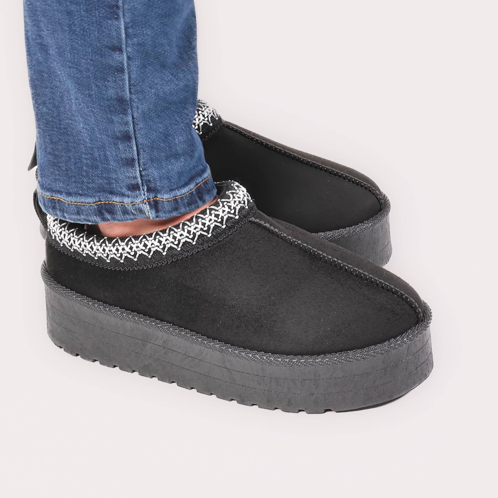 Dorisa – Chaussons Femmes en Noir.