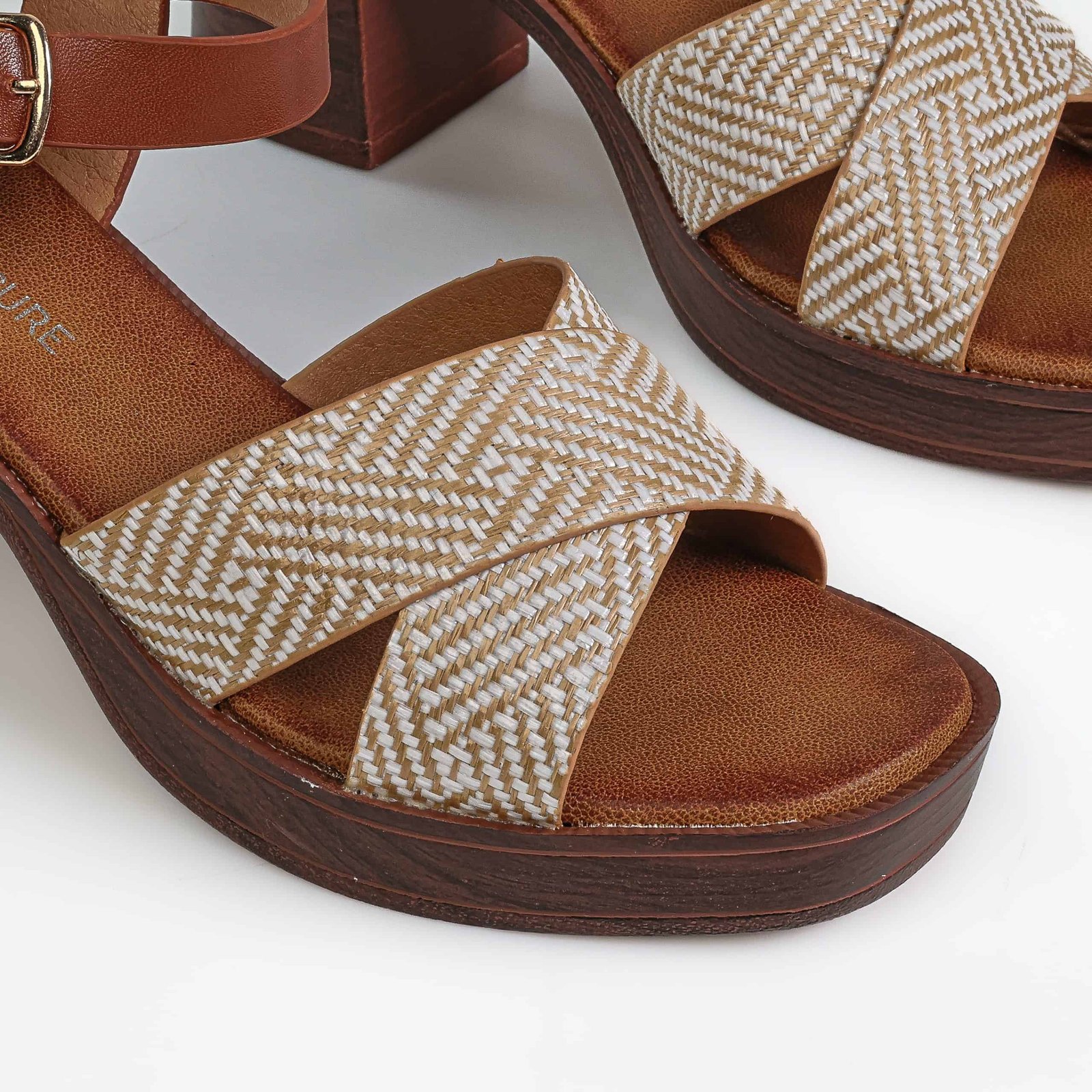 Cèdre – Sandales demi talon raffia en Beige.