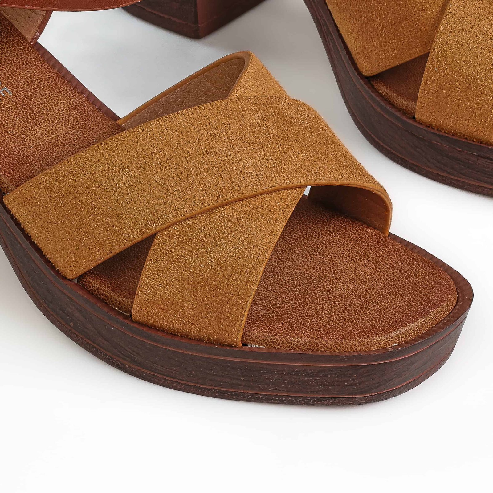 Cèdre – Sandales demi talon en Camel.