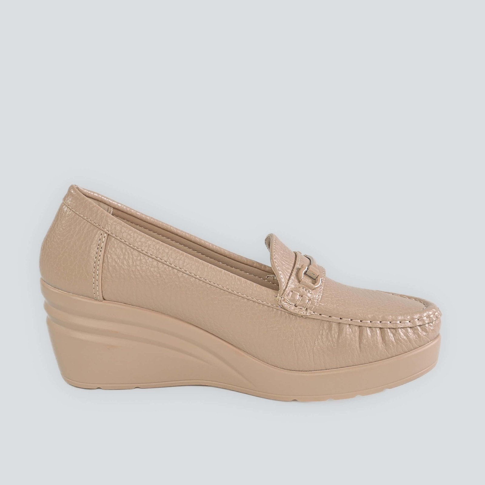 Nova – Mocassins compensées en Beige.