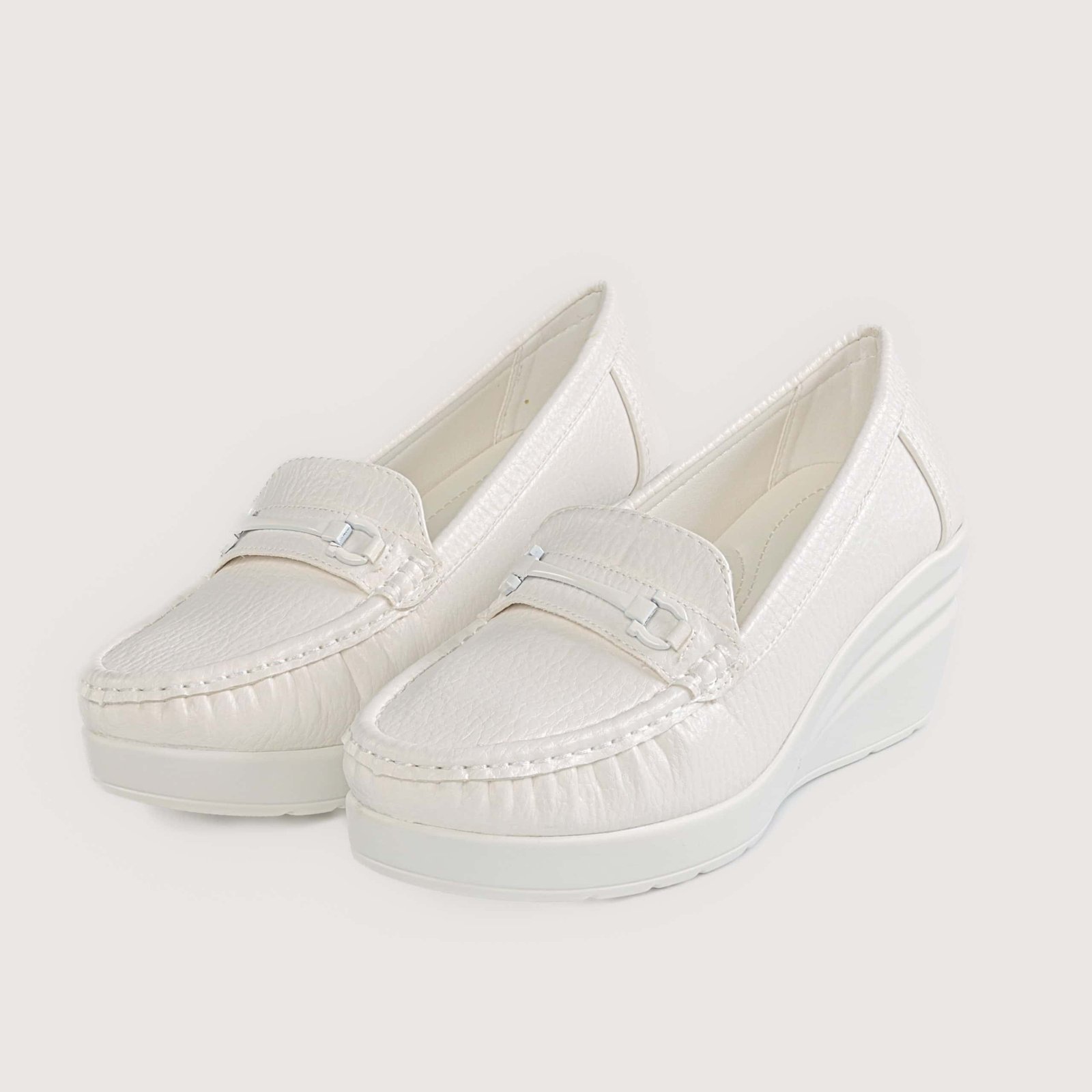 Nova – Mocassins compensées en Blanc cassé.