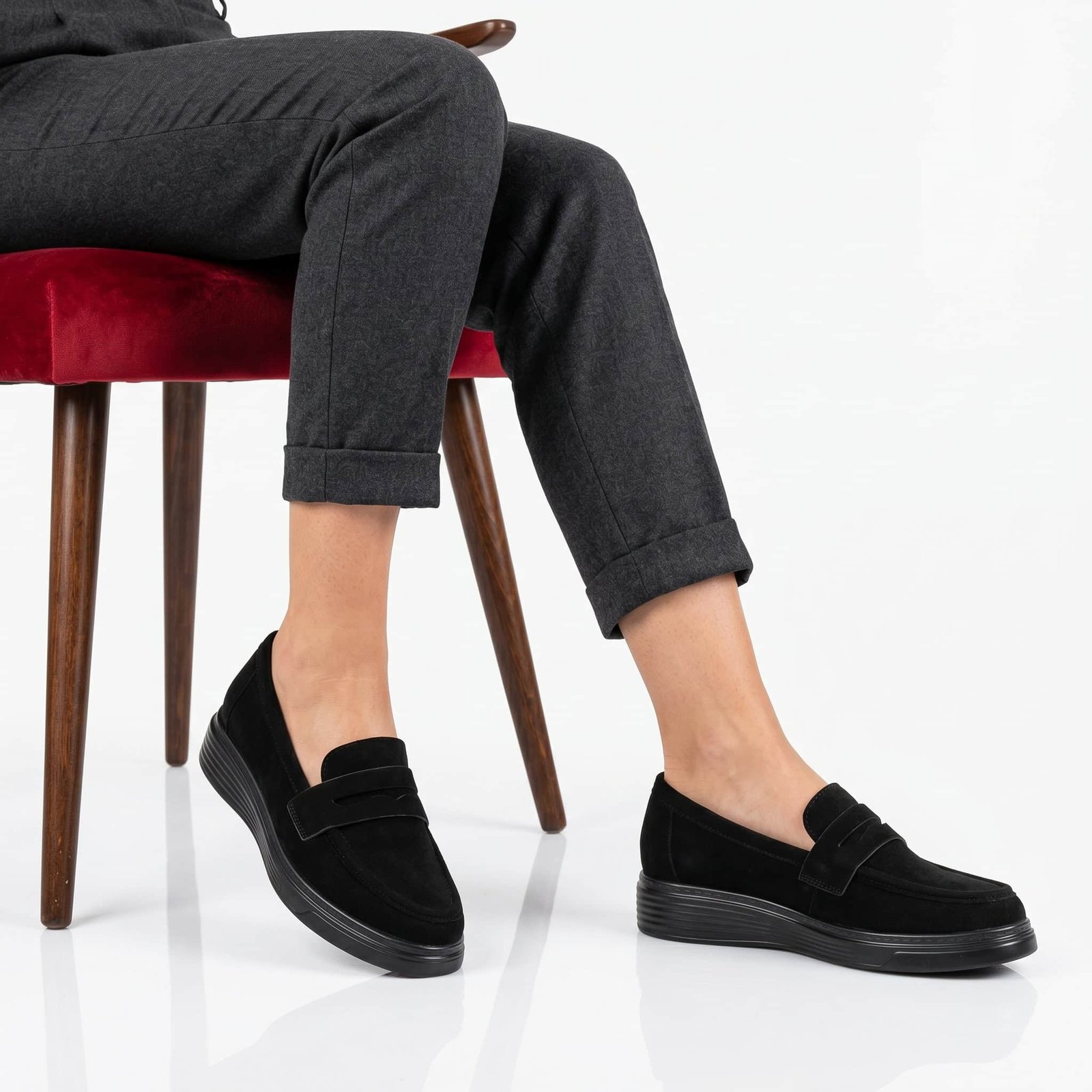 Losy – Derbies Femmes en Noir.
