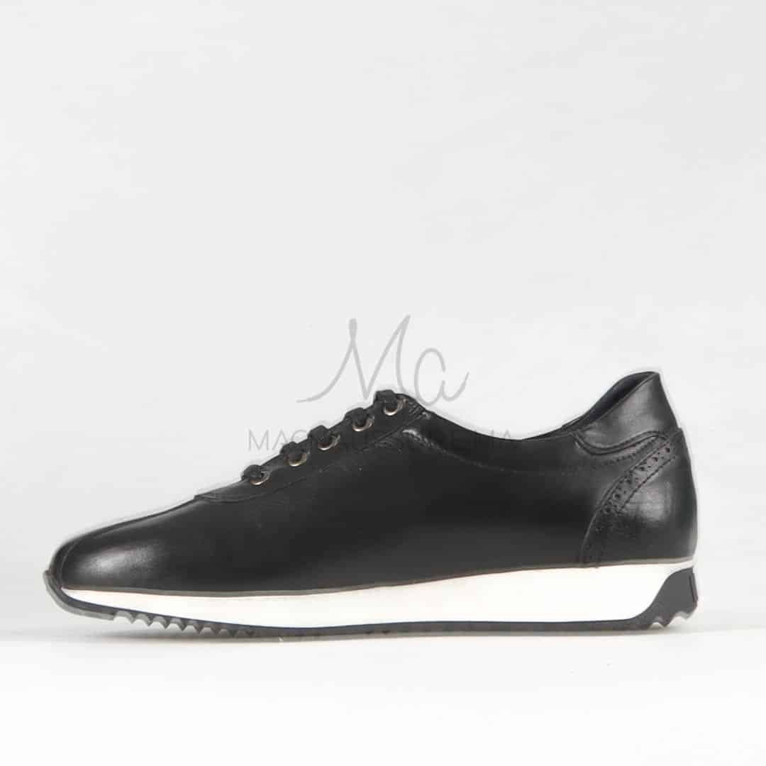 IOBATES - Baskets 100 %Cuir en Noir.