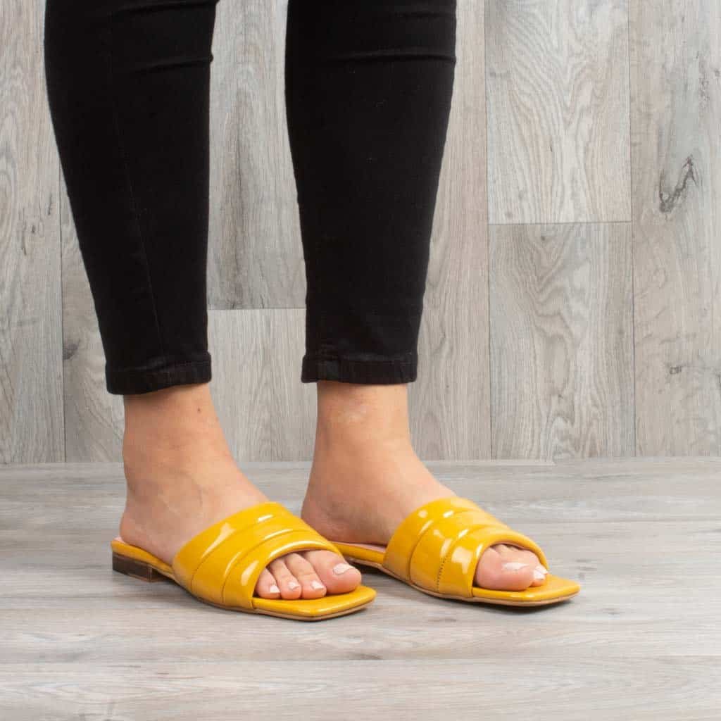 Puffy Steps - Sandales plates en Moutarde.