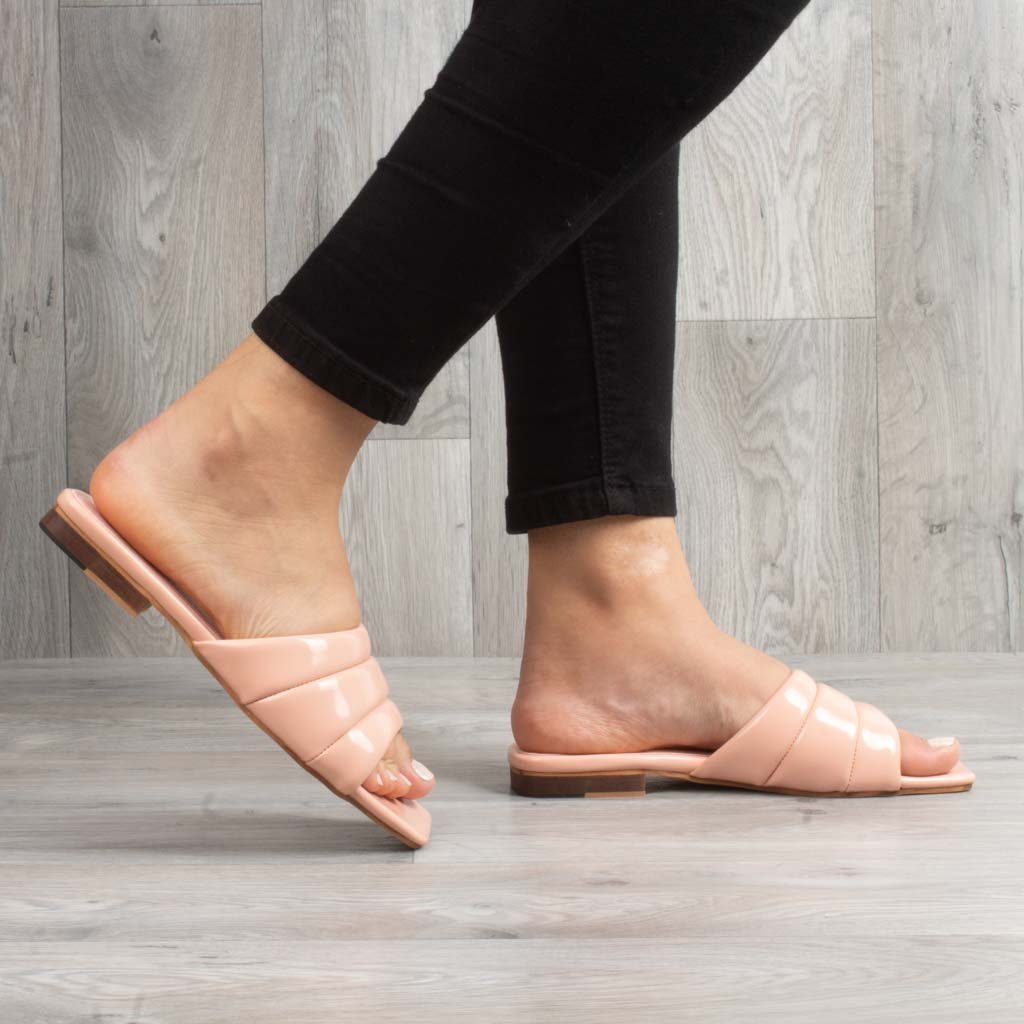 Puffy Steps - Sandales plates en Saumon.